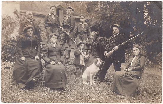 Portrait de famille avec un chasseur