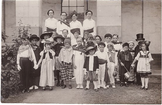 Groupe d'enfants déguisés 