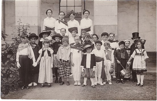 Groupe d'enfants déguisés 