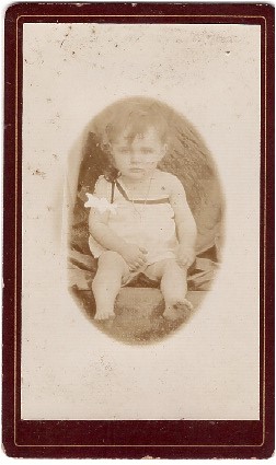 Bébé assis