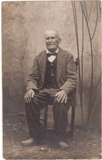 Homme âgé posant en extérieur