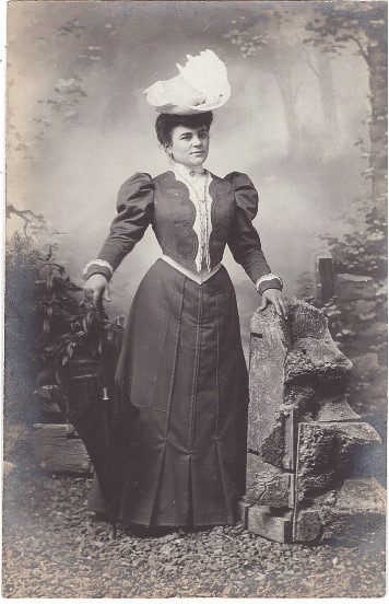 Jeune femme de la Belle Epoque, taille de guêpe et manches gigot.