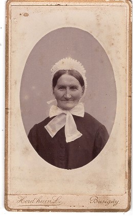 Femme âgée joliment coiffée d'un bonnet de dentelle 