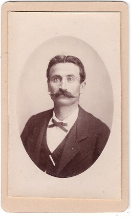 Homme avec une belle moustache