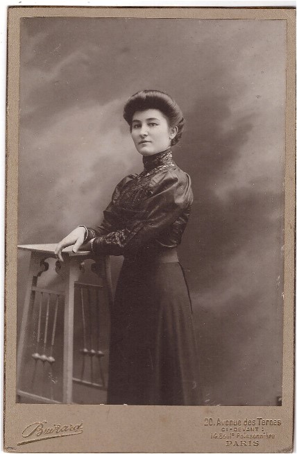 Jeune femme élégante