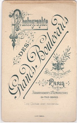 Homme à la  moustache bien taillée qui lui donne une certaine prestance