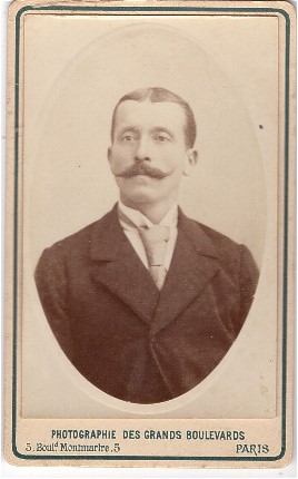 Homme à la  moustache bien taillée qui lui donne une certaine prestance