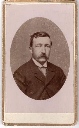 Homme avec une moustache poivre et sel