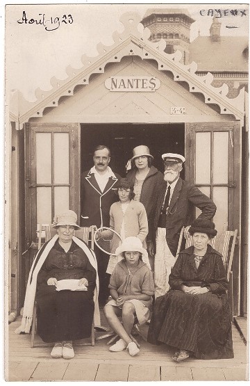 Famille posant devant sa cabine de plage