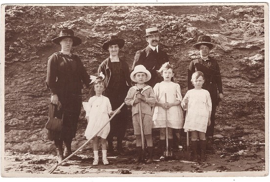 Portrait de famille sur une plage