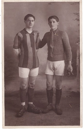 Deux footballeurs posant en atelier