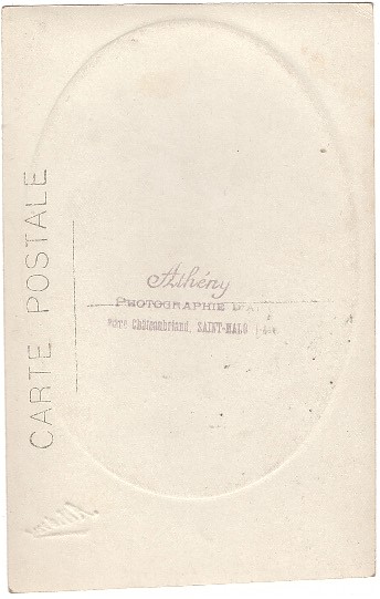 Fillette esquissant un demi-sourire