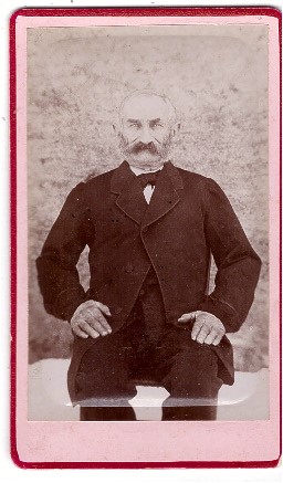 Homme âgé assis sur une chaise