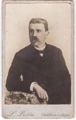 Homme à la moustache tombante