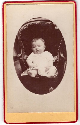 Bébé dans un fauteuil