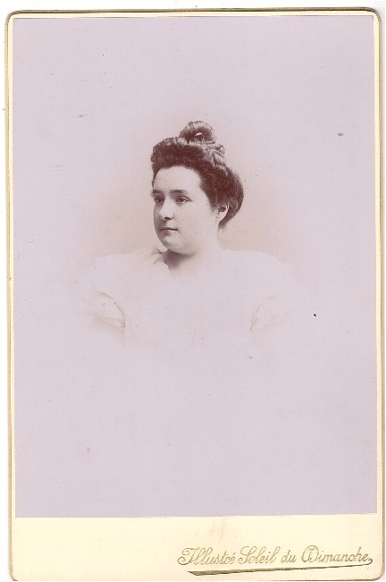 Femme aux cheveux noirs