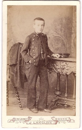 Collégien en uniforme