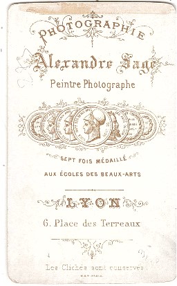 Jeune femme portant une robe à fines rayures