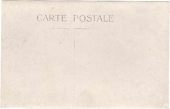 Homme posant dans la cour du photographe