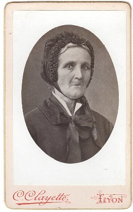 Femme âgée aux lèvres pincées