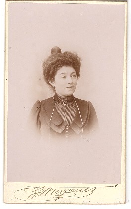 Femme aux cheveux noirs coiffés en chignon