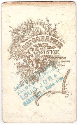 Homme avec une fine moustache