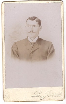 Homme avec une fine moustache