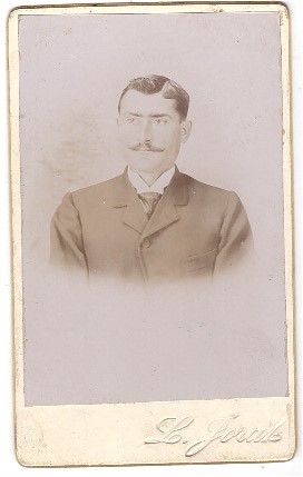 Homme avec une fine moustache