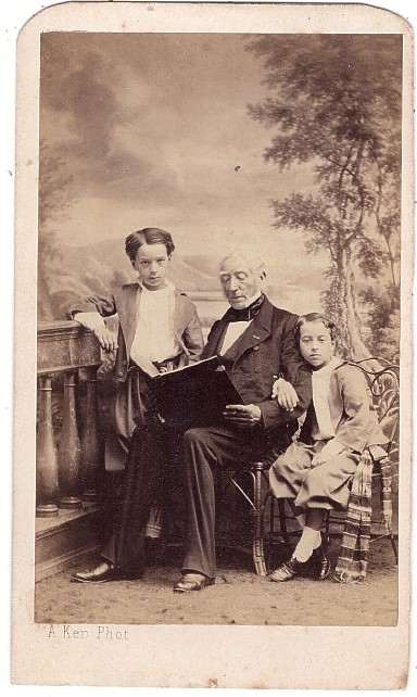 Homme âgé entouré de deux enfants