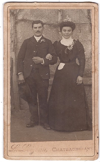 Mariés posant en extérieur