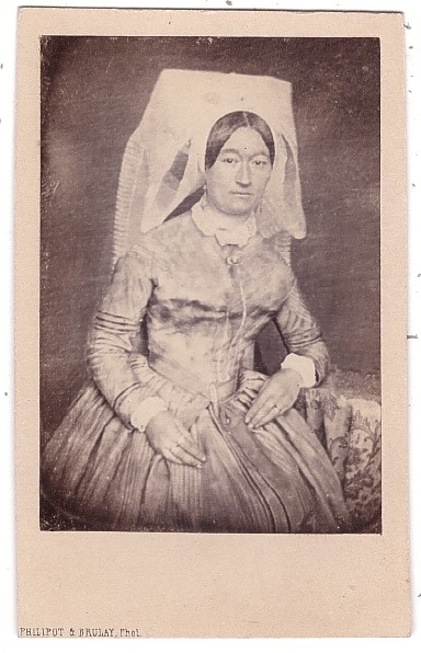 Femme portant une coiffe 