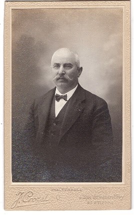 Homme presque chauve avec une belle moustache