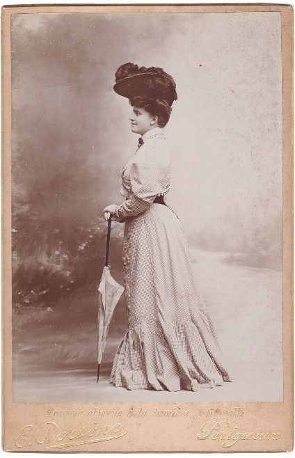 Femme posant debout de profil