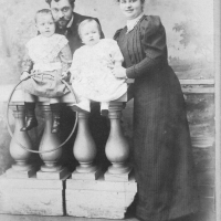 Couple et leurs deux enfants