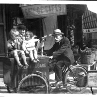 Felix en triporteur avec Leo Ginette et Xxx 