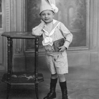 Garcon coiffe dun grand bonnet