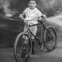 Garcon posant avec sa bicyclette2