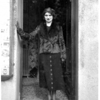 Maria Yardin a la porte du magasin vers 1935