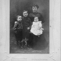 Mme Farchi et ses trois enfants