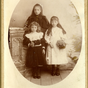 jeanne lahougue devant g fille de louis lahougue eugenie hoffart devant dr et marguerite valadeau derriere