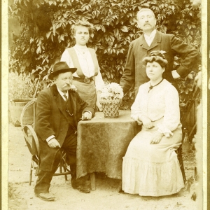 jeanne lahougue et louis lahougue derriere charles dumesnil et madeleine schmitt devant