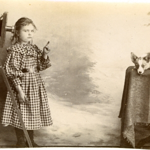 jeanne lahougue et son chien photographiee par son pere