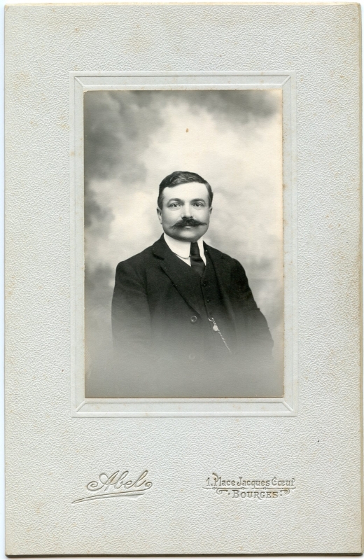 Homme avec une belle moustache