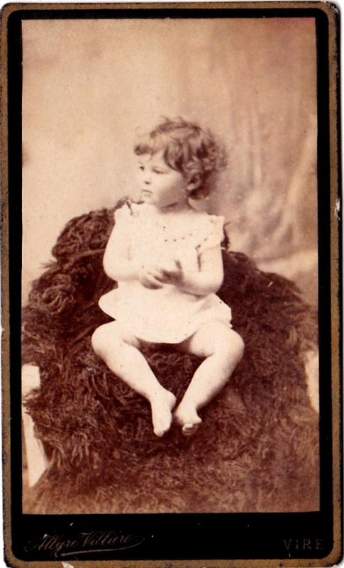 Bambin qui regarde sa mère (?) au lieu du photographe.