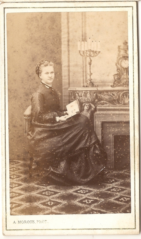 Femme assise feuilletant un album de photographies