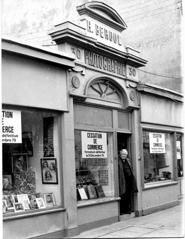 Henri Béroul devant son commerce avant sa fermeture