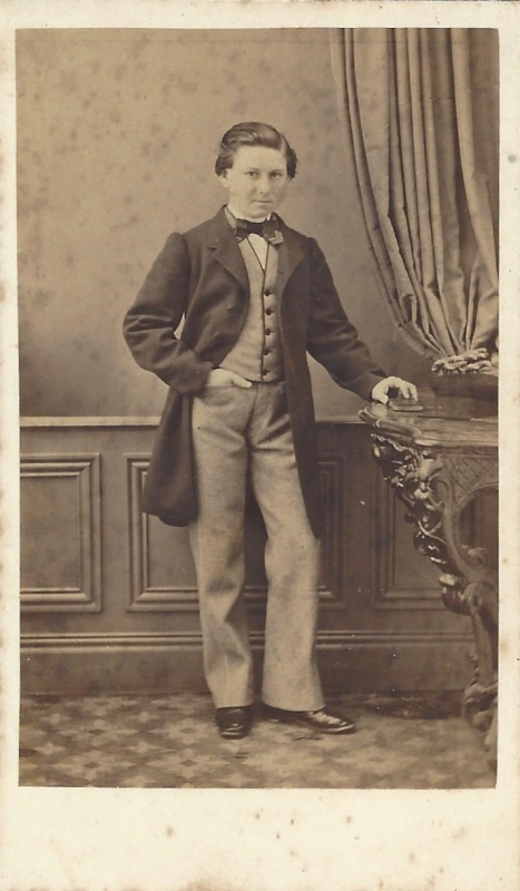 Jeune homme élégant