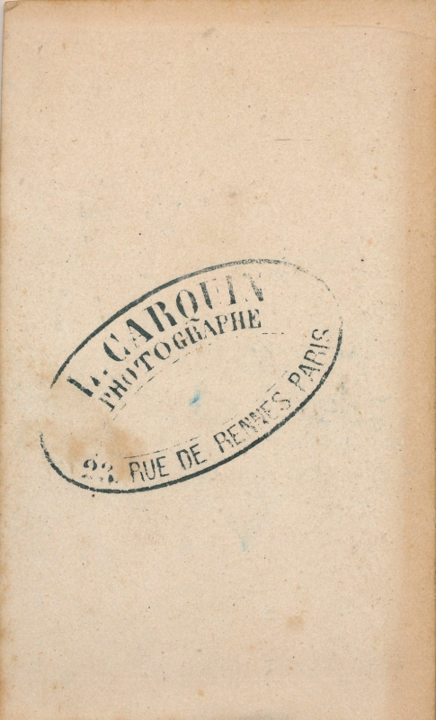 Jeune femme ceinturée dans sa robe à plis