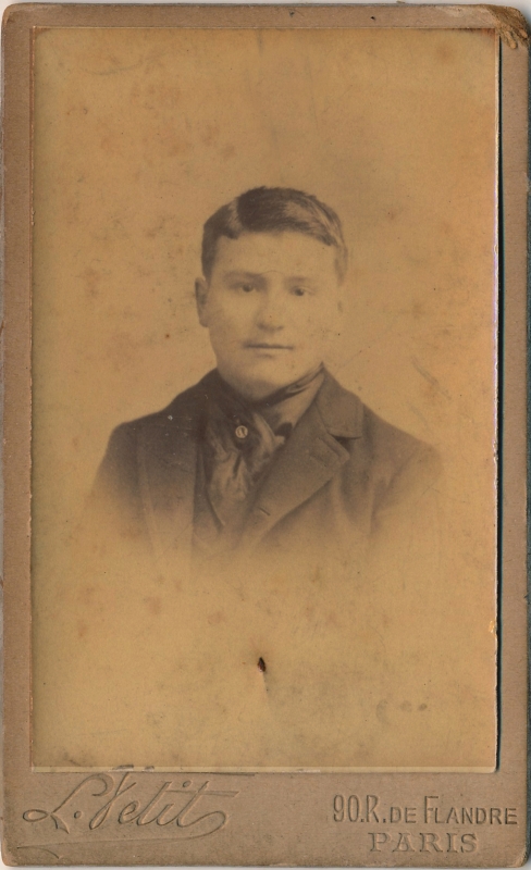 Homme qui a accroché une  petite médaille à son foulard