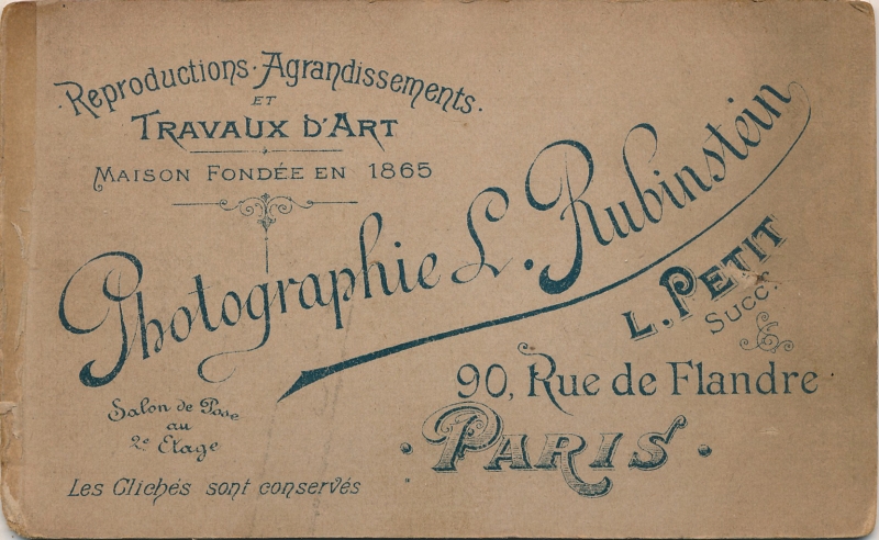 Homme qui a accroché une  petite médaille à son foulard